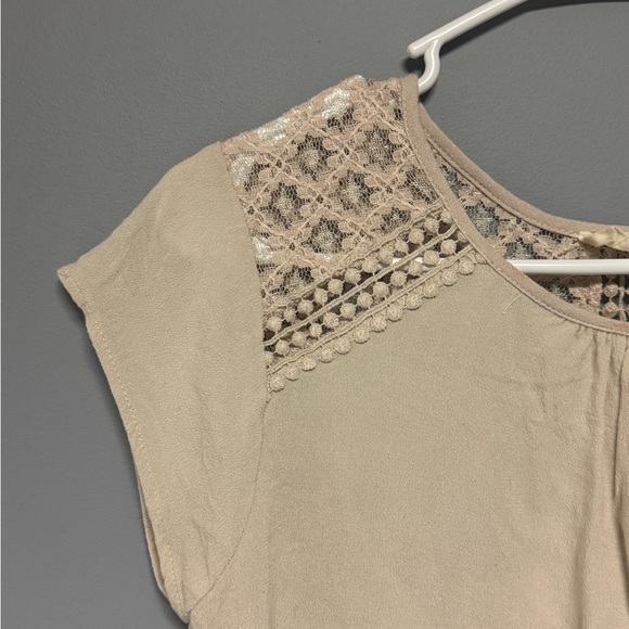 Sweet Wanderer Women's‎ Short Sleeve Top With Lace Detail- EUC - Picture 3 of 7